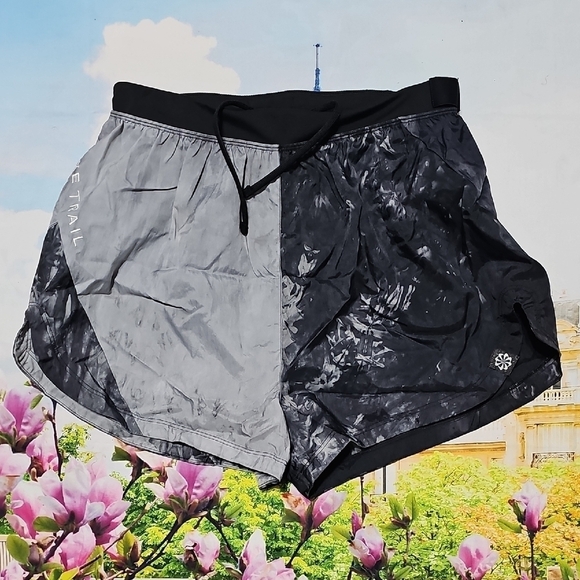 Nike Trail Black and Gray Shorts Size Small NWT - Picture 1 of 7